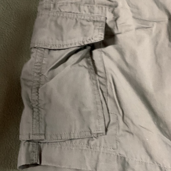 2 pairs of men’s shorts. LR Scoop green cargo, gray National Outfitters. Size 36 - Picture 5 of 15